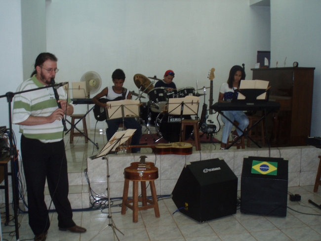 Marcelo Torca na flauta-doce contralto, Júnior Club na guitarra, Willis Clécia no teclado, Juliano na bateria. Interpretando músicas de carnaval.