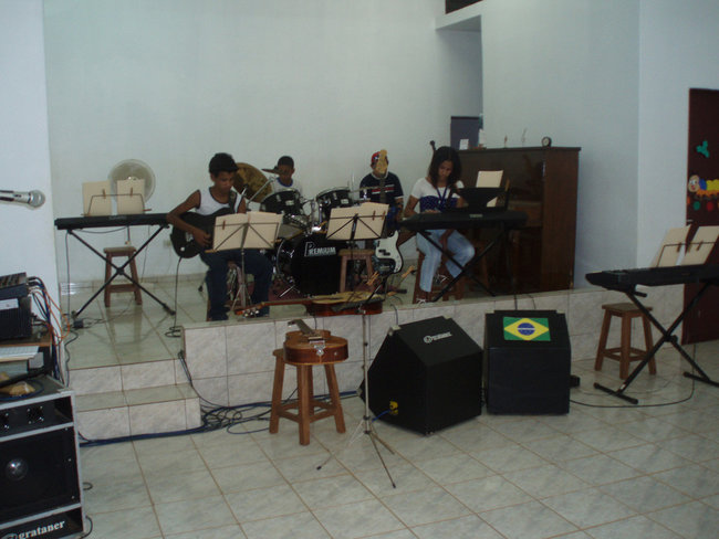 Júnior Club na guitarra, Willis Clécia no teclado, Gabriel Santos na bateria, Juliano na percussão. Interpretando músicas de carnaval.