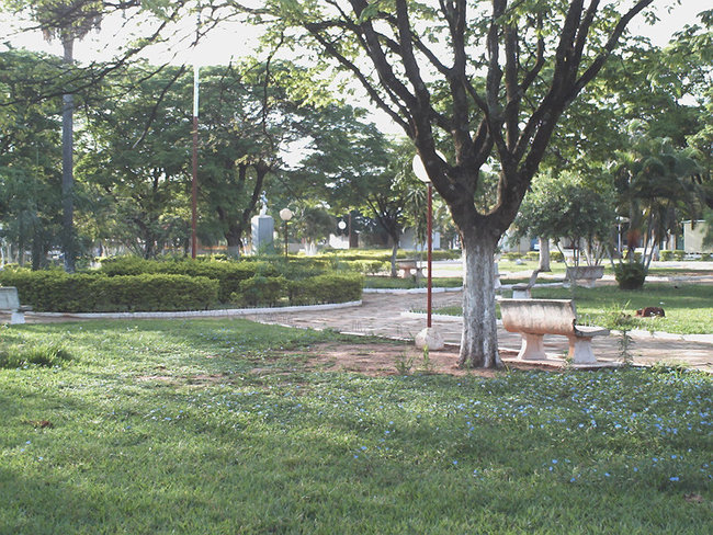 Praça vista pela Avenida Ezequiel Joaquim de Oliveira.