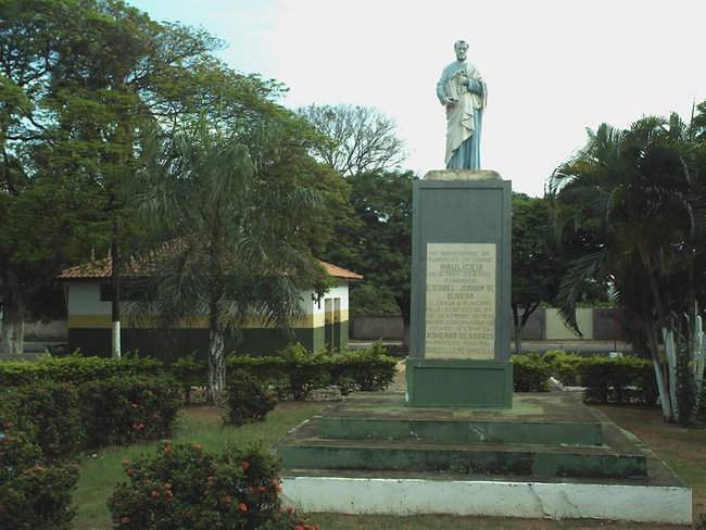 Praça São Pedro e sua estátua.